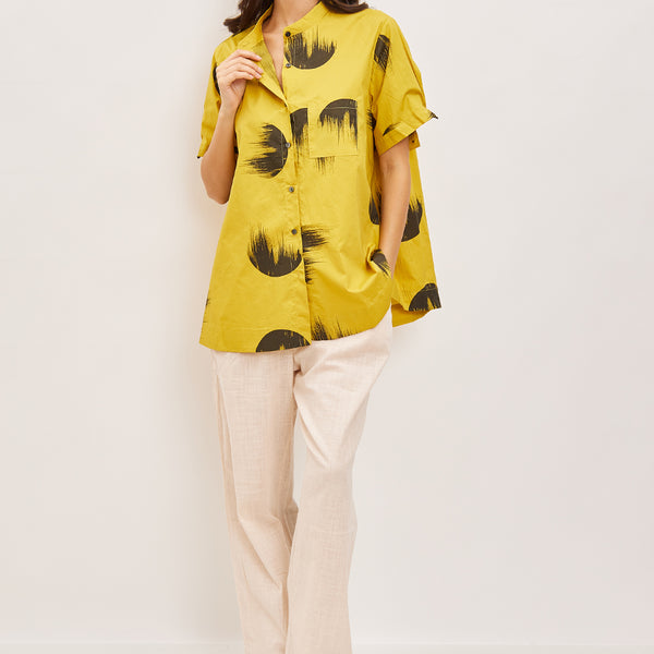 Blusa a camicia corta con motivi circolari sgargianti