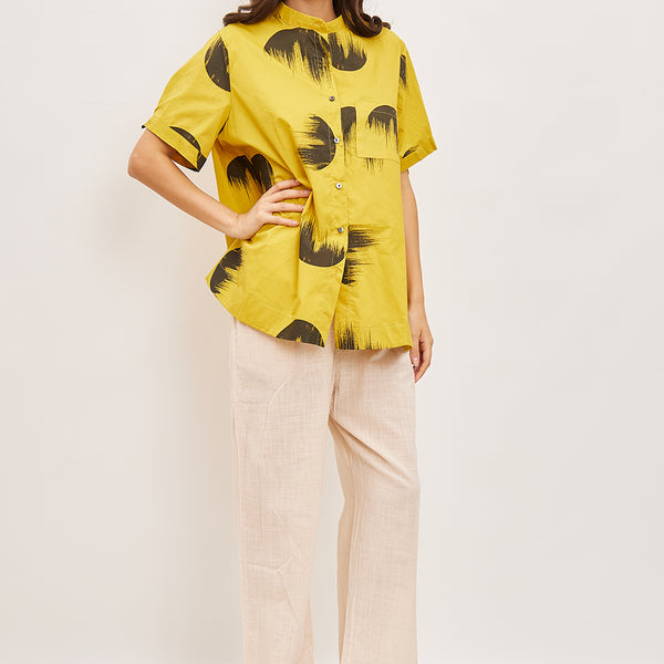 Blusa a camicia corta con motivi circolari sgargianti