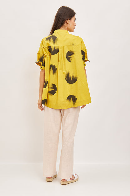 Short shirt blouse with flamboyant circle patterns
