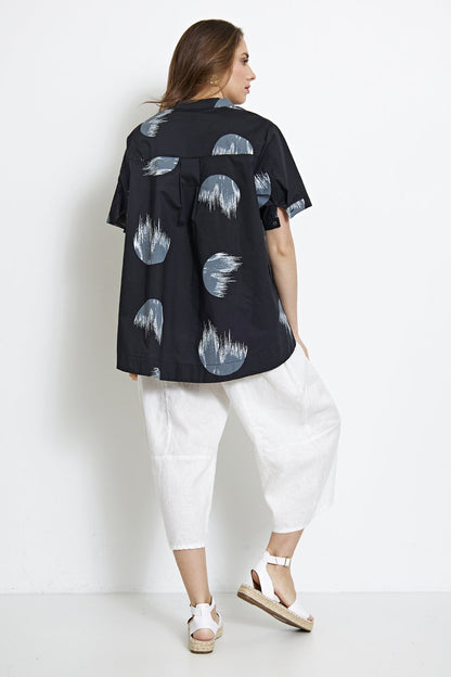 Blusa camisa curta com estampas circulares extravagantes