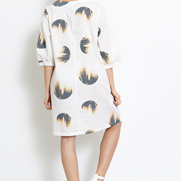 Abito sgargiante con fantasia a cerchi