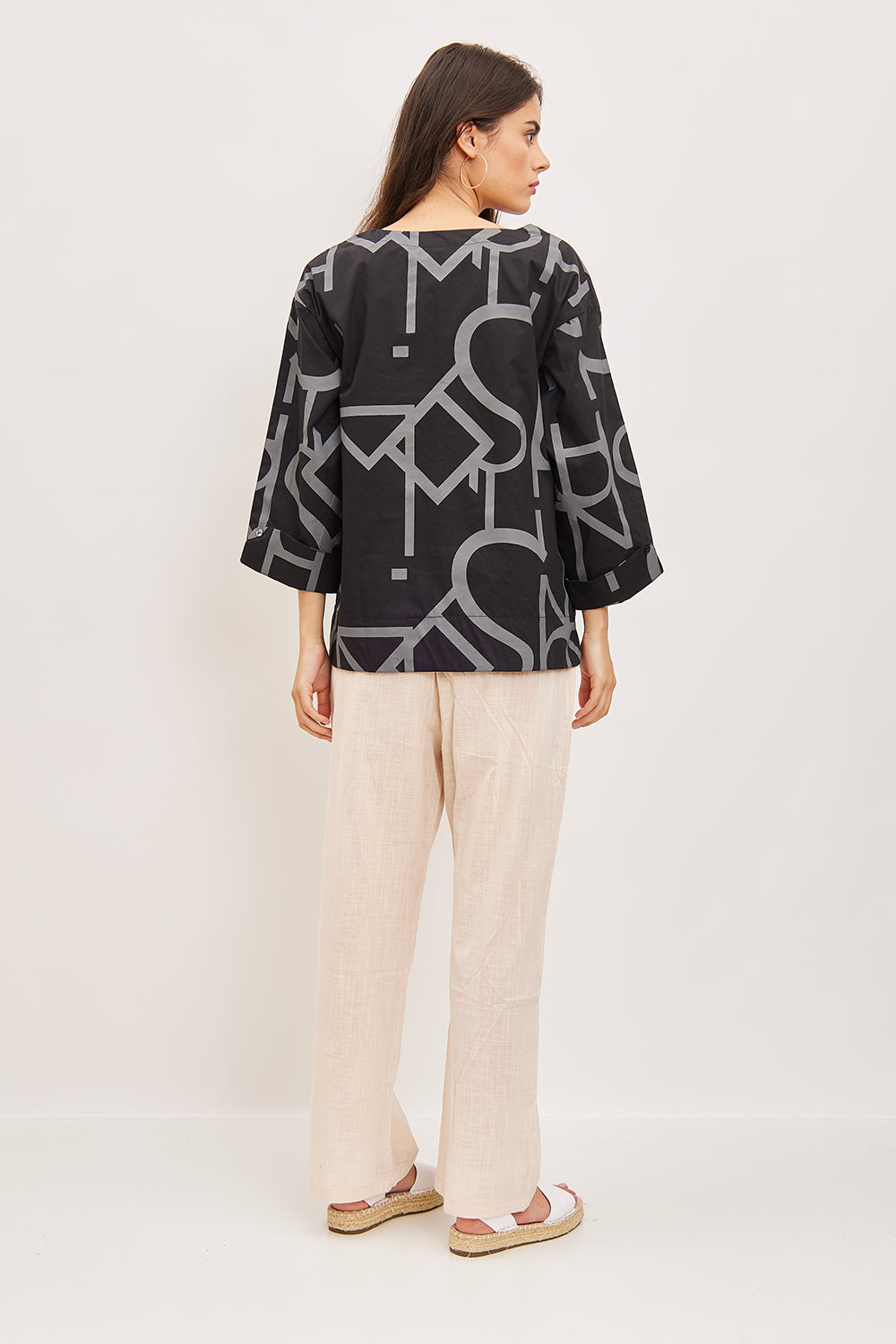 Blouse with straight and rounded patterns