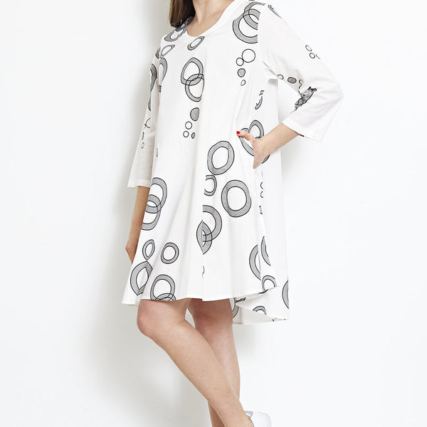 Abito con fantasie miste di cerchi e tondi