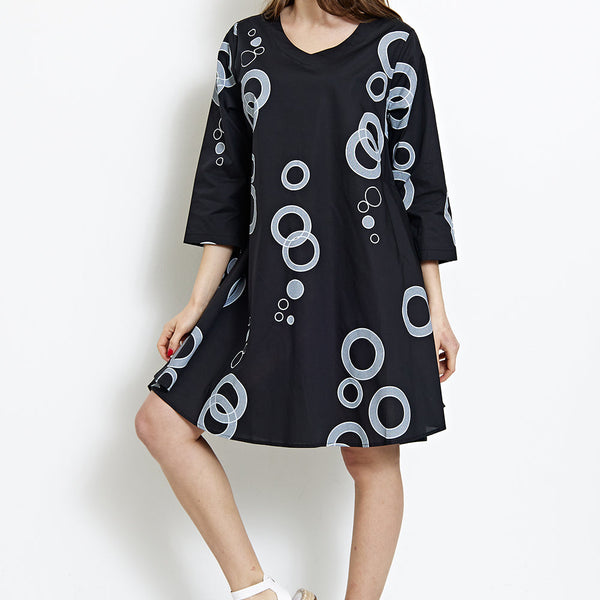 Abito con fantasie miste di cerchi e tondi
