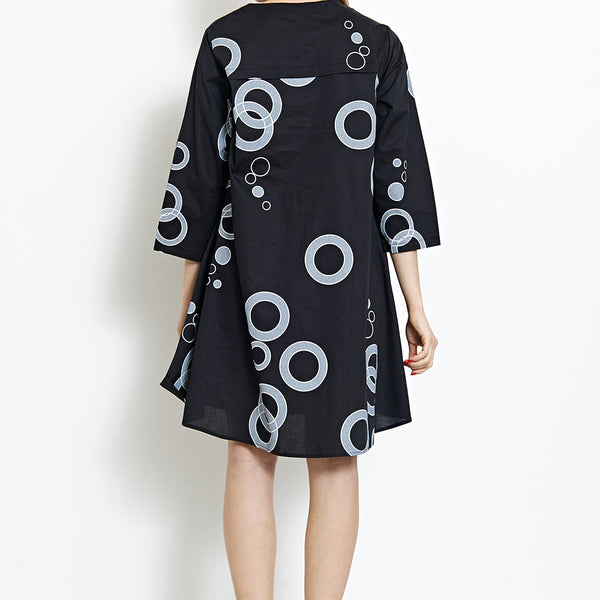 Abito con fantasie miste di cerchi e tondi