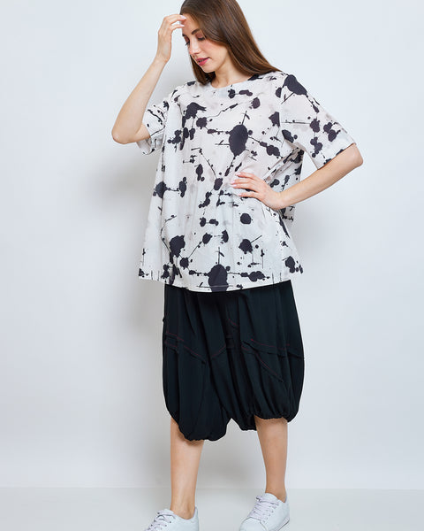 Haut blanc à effet tacheté noir