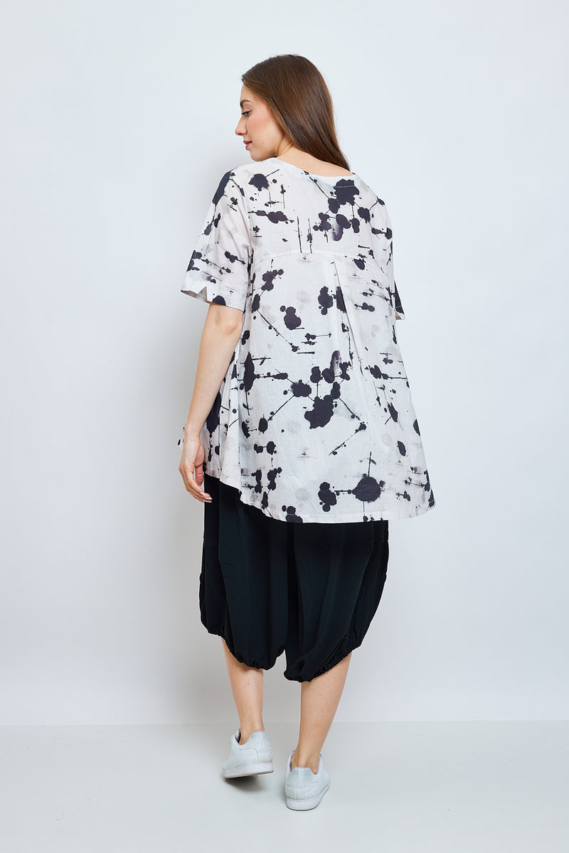 Haut blanc à effet tacheté noir