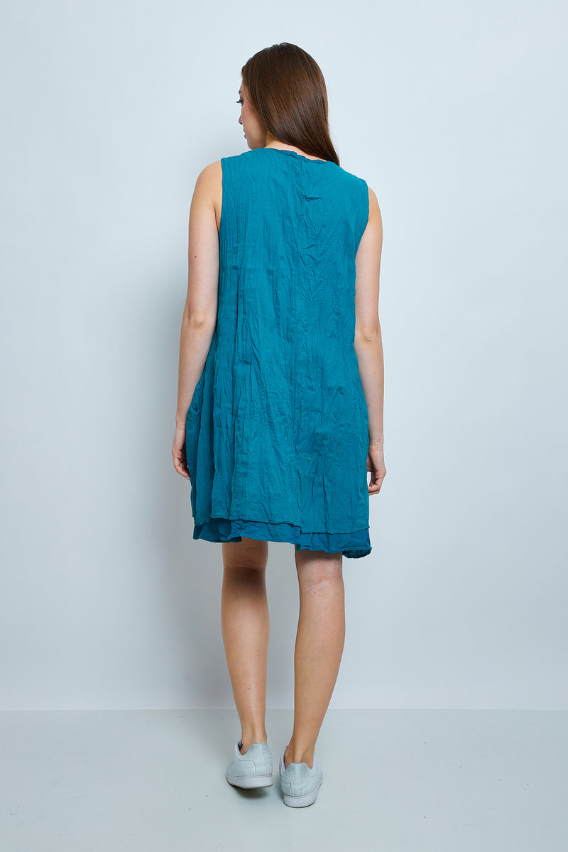 Robe en coton sans manches froissée