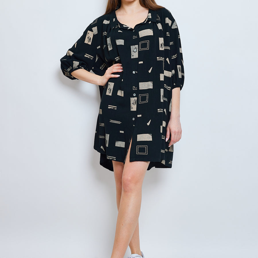 Camisa negra con estampados geométricos.