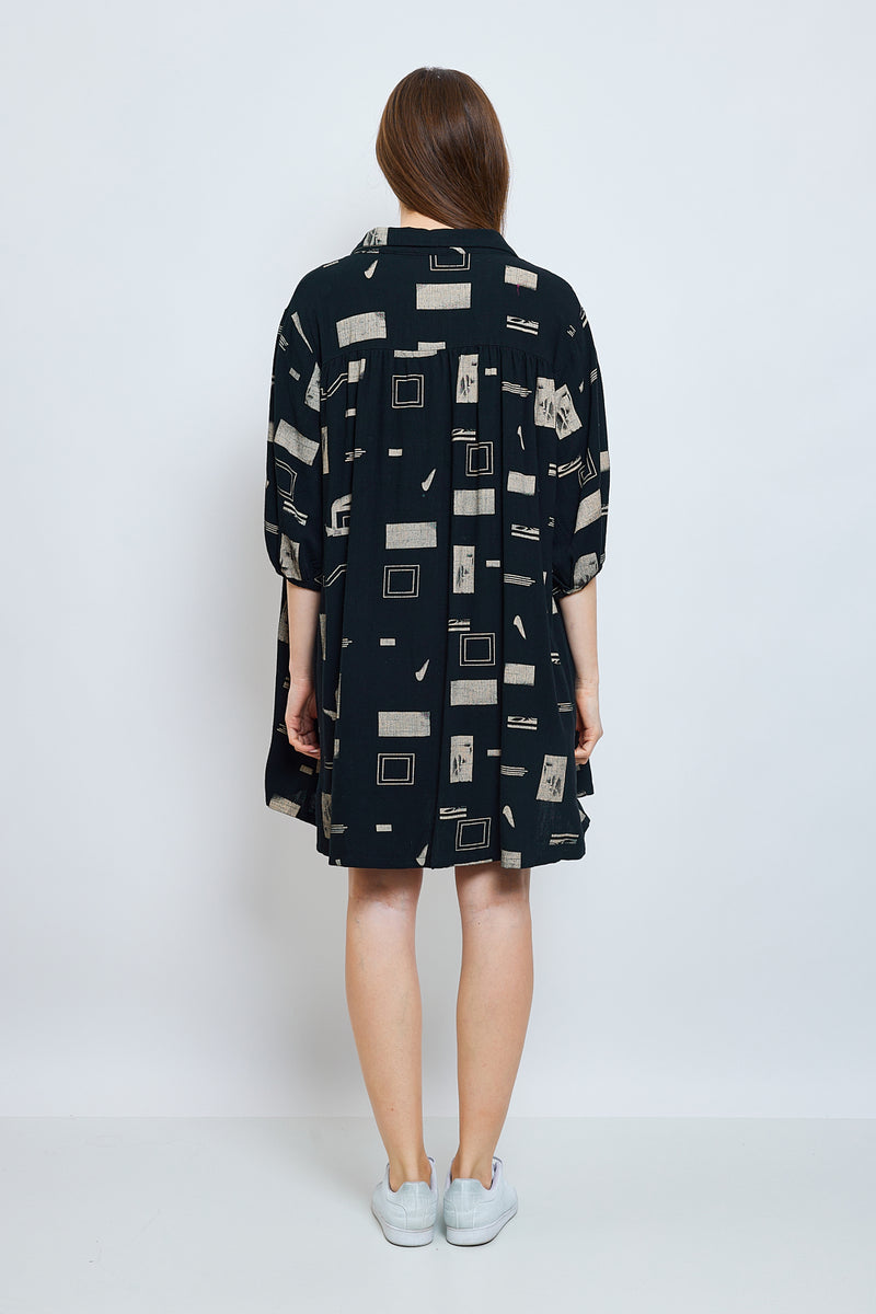 Chemise noire aux motifs géométriques