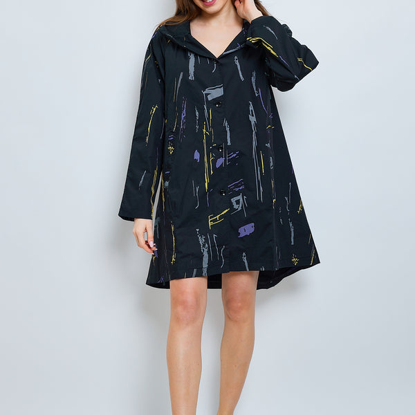 Impermeabile nero con cappuccio urbano