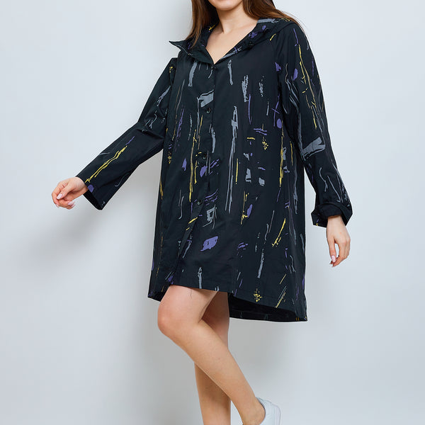 Impermeabile nero con cappuccio urbano