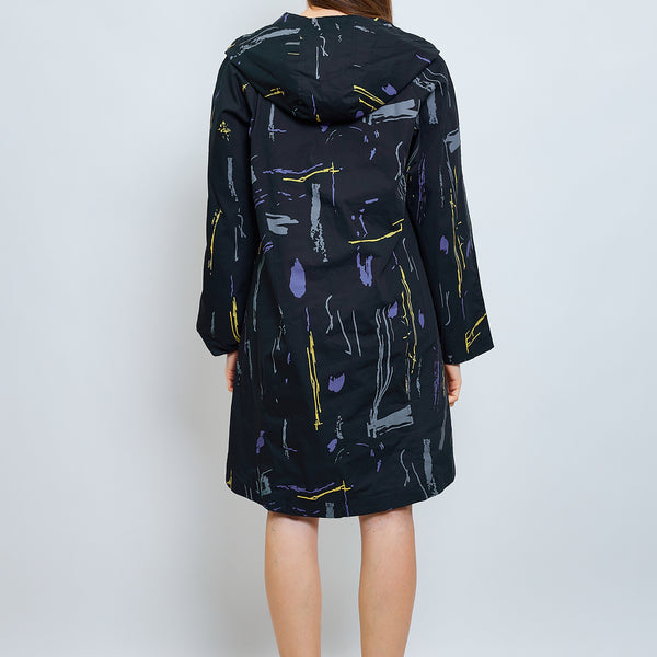 Impermeabile nero con cappuccio urbano