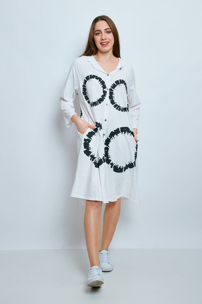 Longue chemise à capuche aux cercles ciselés