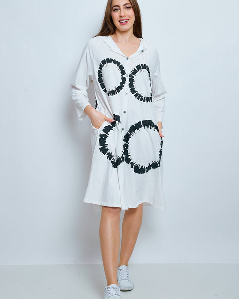 Longue chemise à capuche aux cercles ciselés