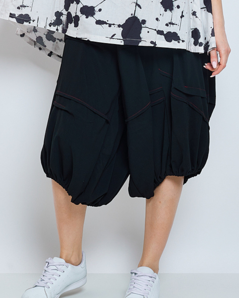 Pantalon noir aux coutures rouges