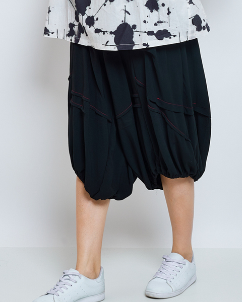 Pantalon noir aux coutures rouges