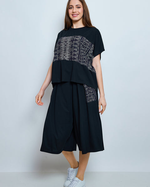 Pantalon aux tracés blancs