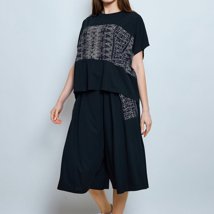 Pantalón con líneas blancas.