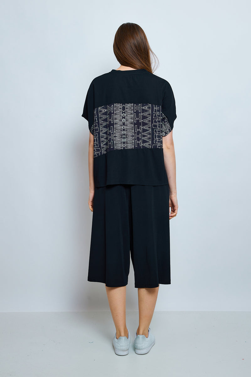 Pantalon aux tracés blancs