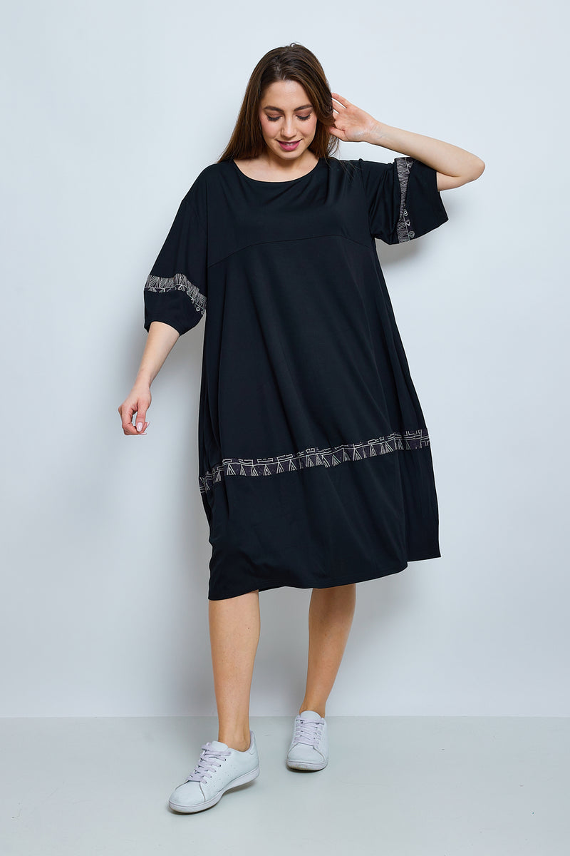 Robe aux tracés blancs