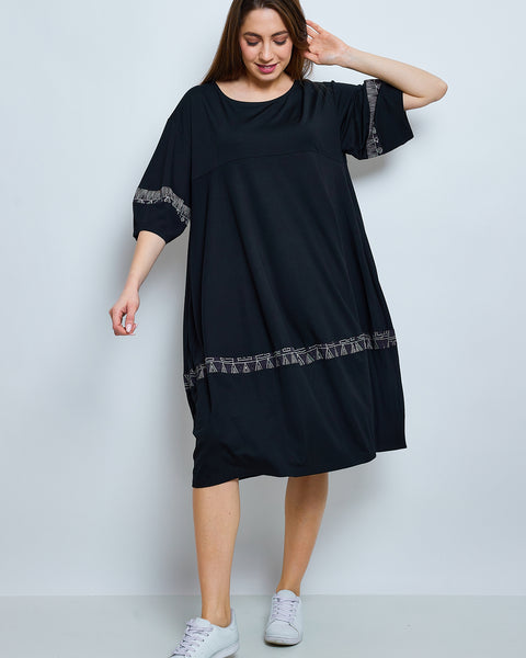 Robe aux tracés blancs