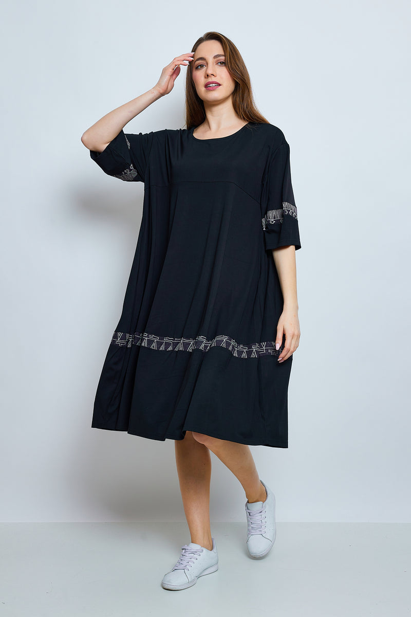 Robe aux tracés blancs