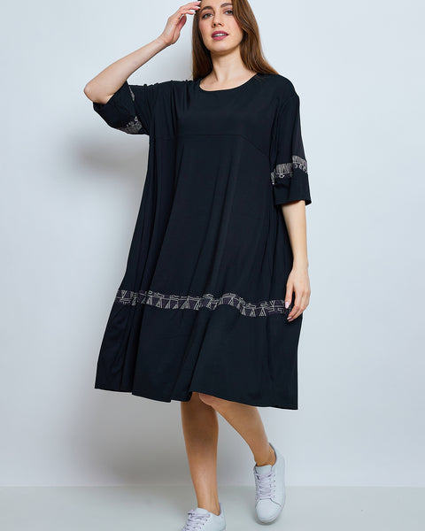 Robe aux tracés blancs