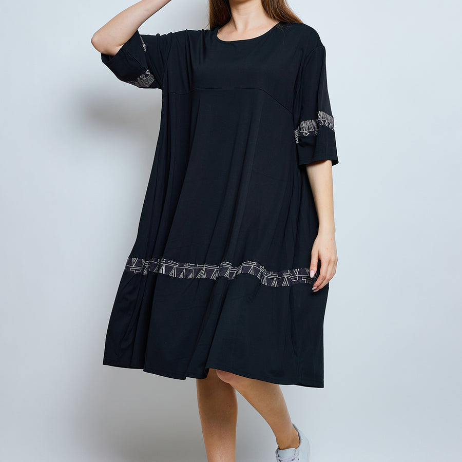 Vestido con líneas blancas.