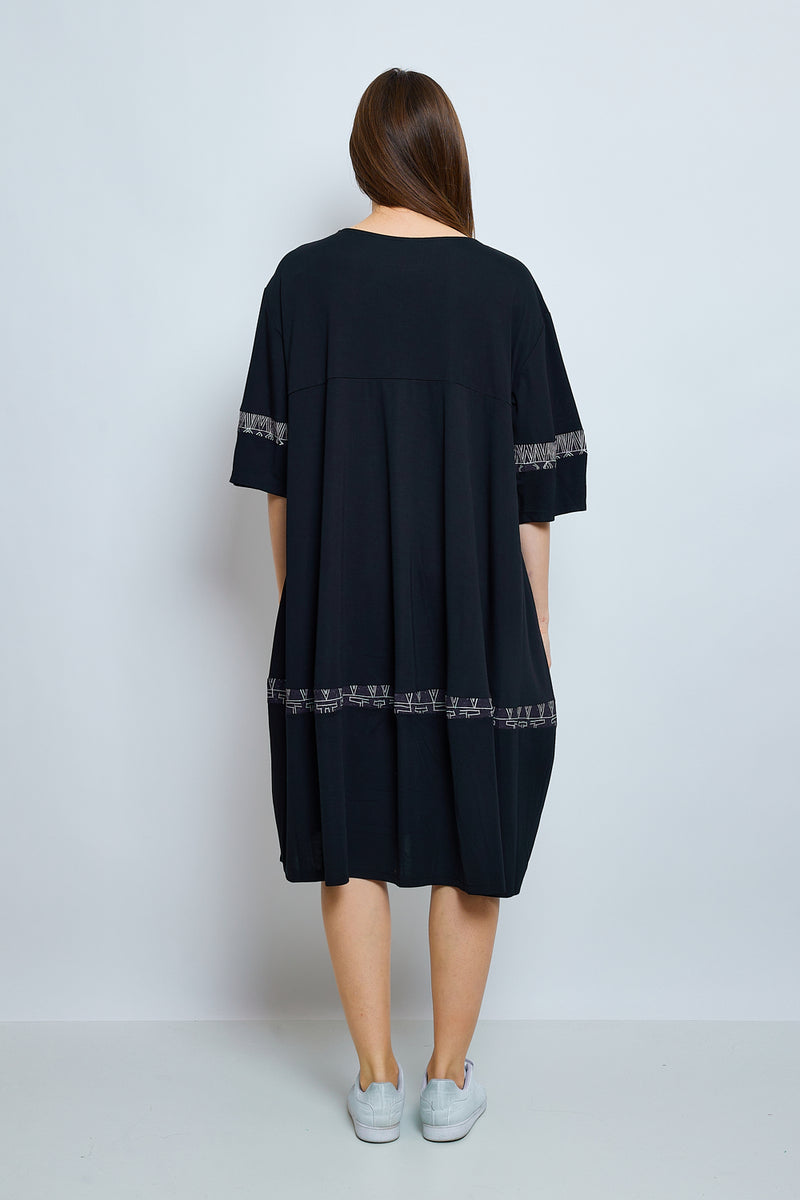 Robe aux tracés blancs