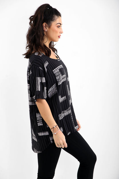 Blusa com formas retilíneas