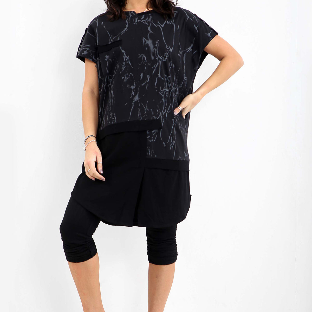 Robe tunique aux lignes abstraites