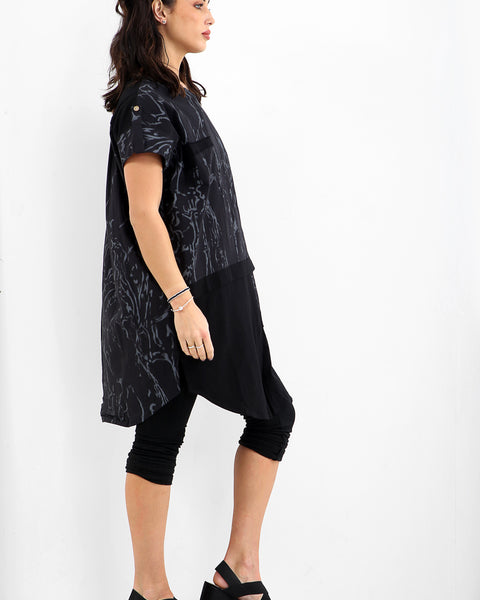 Robe tunique aux lignes abstraites