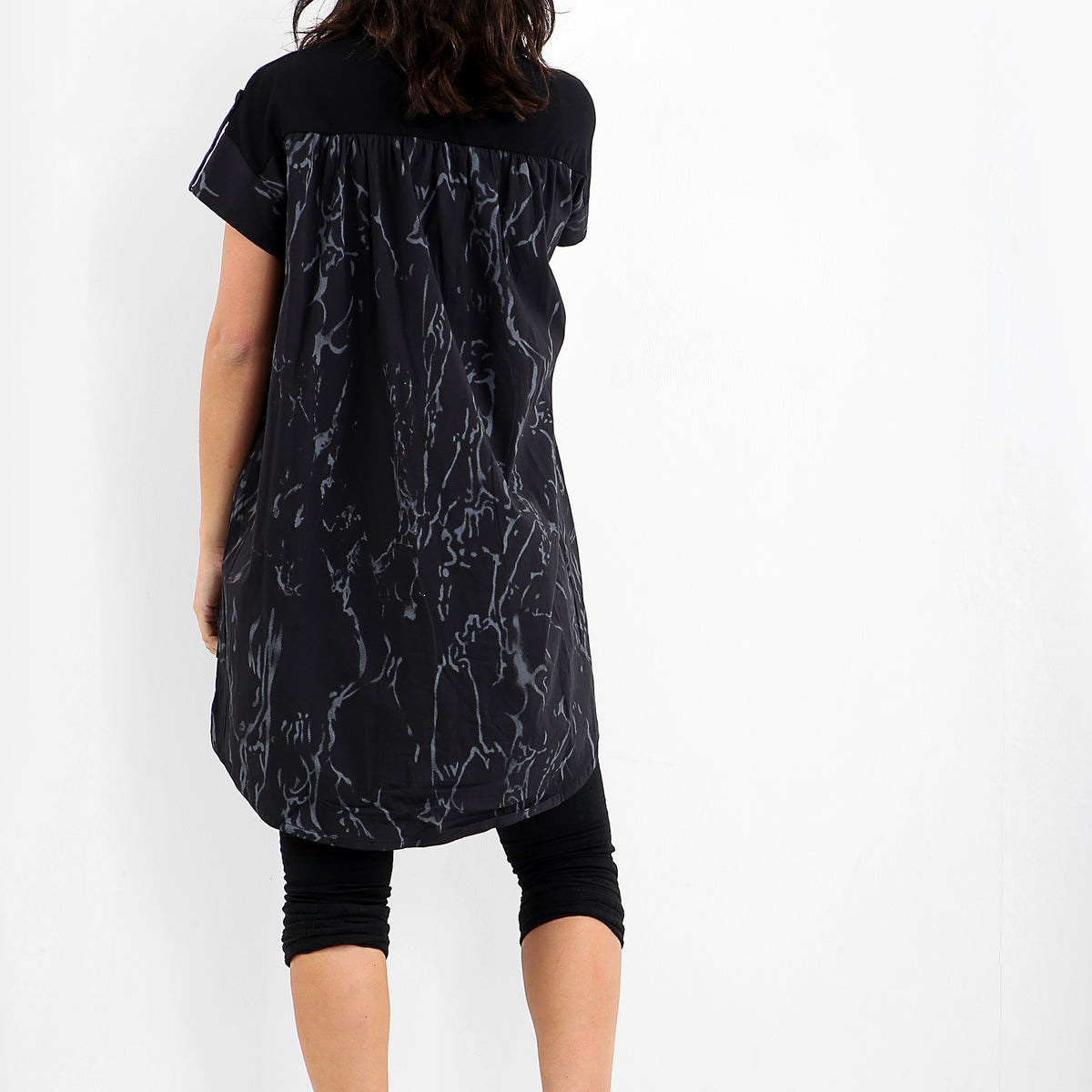 Robe tunique aux lignes abstraites