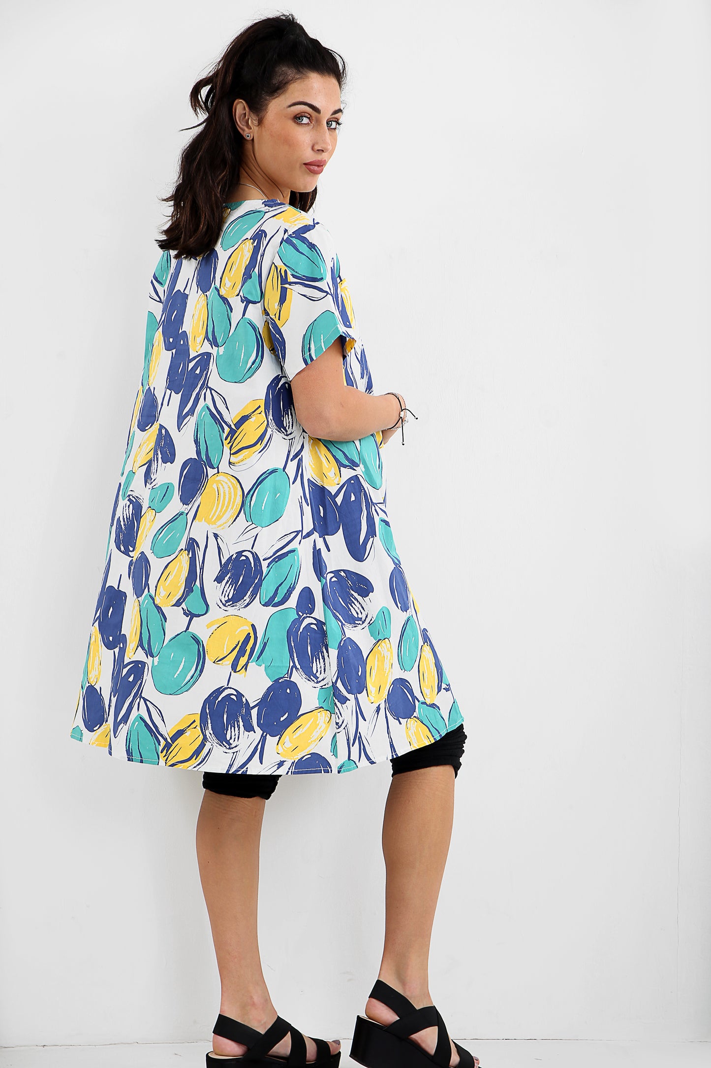 Vestido túnica colorido com inspiração em frutas com casca