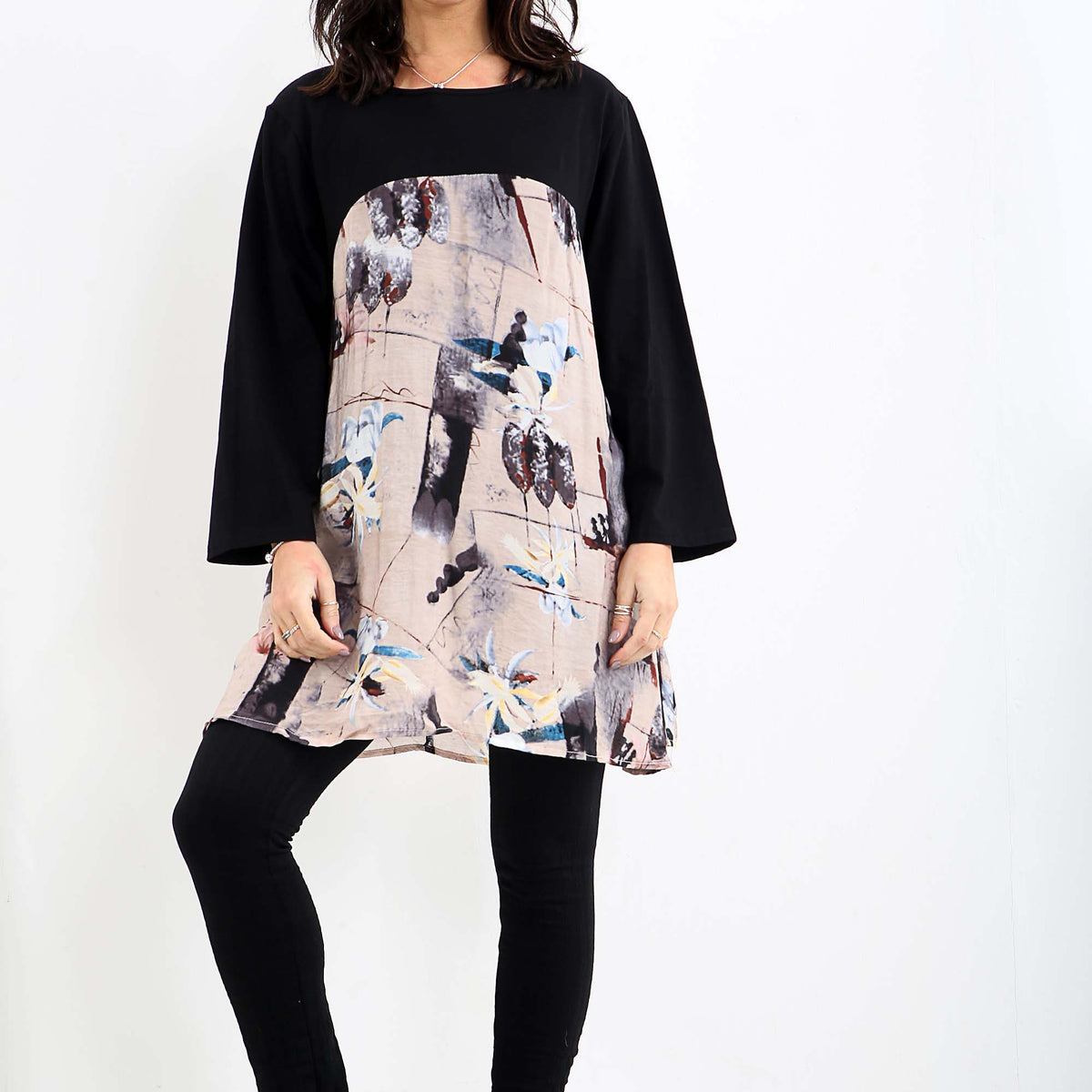 Robe tunique en partie noire et des imprimés
