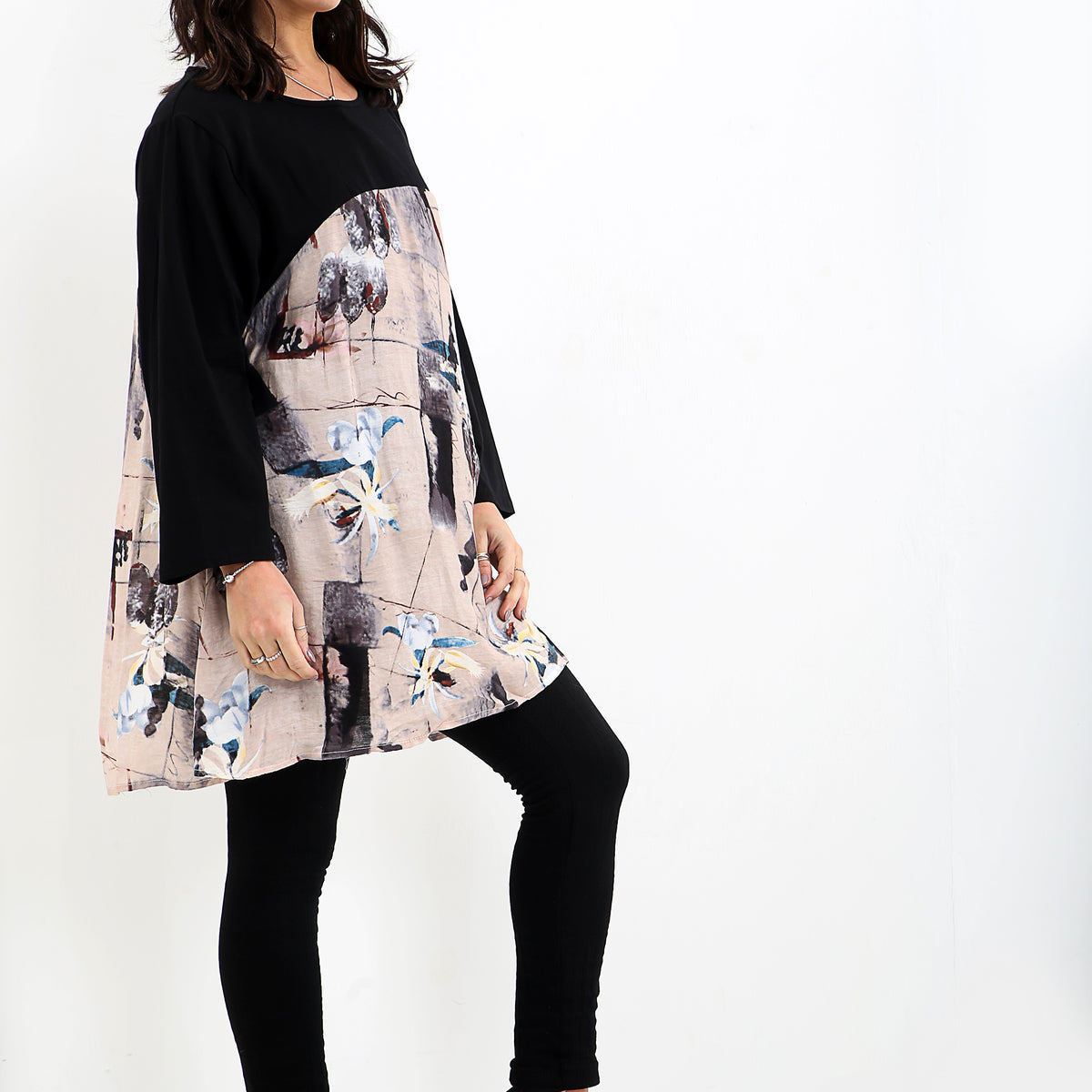 Robe tunique en partie noire et des imprimés