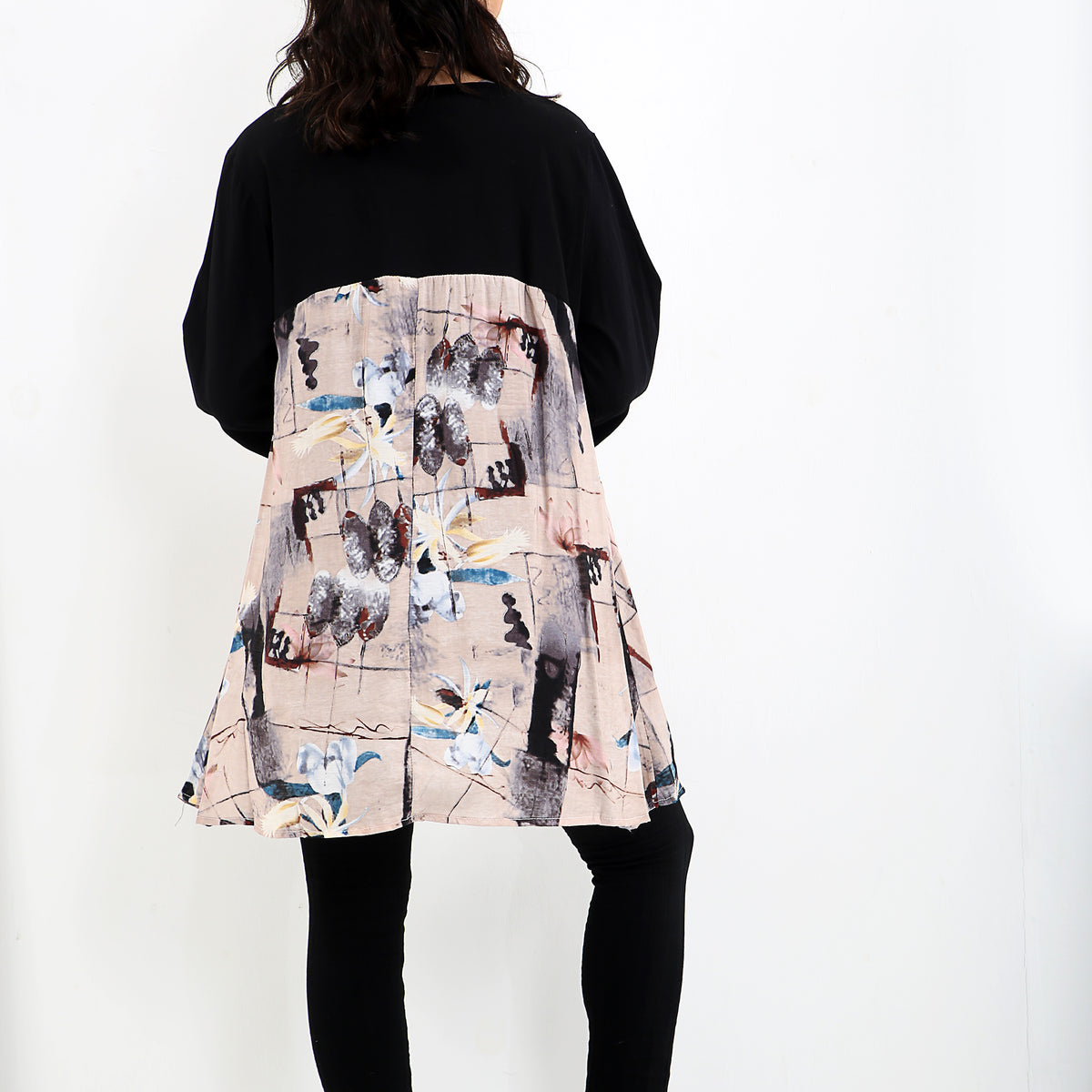 Robe tunique en partie noire et des imprimés