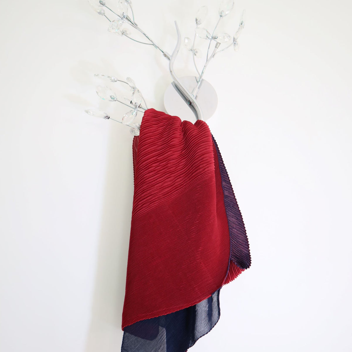 Two-color scarf with retracted effect