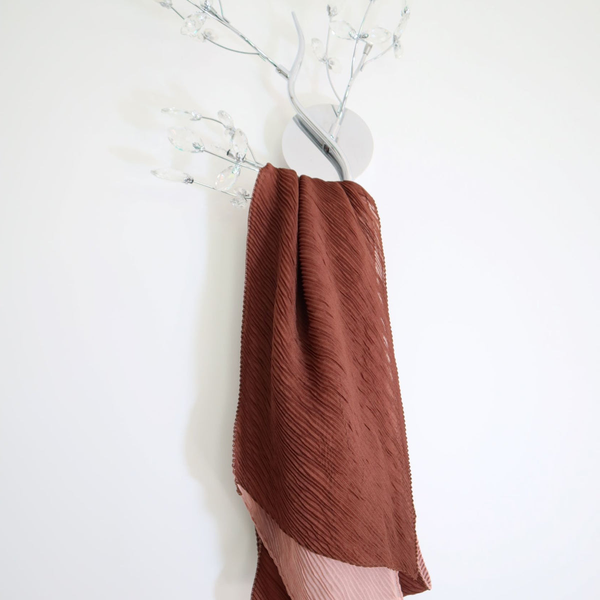 Two-color scarf with retracted effect