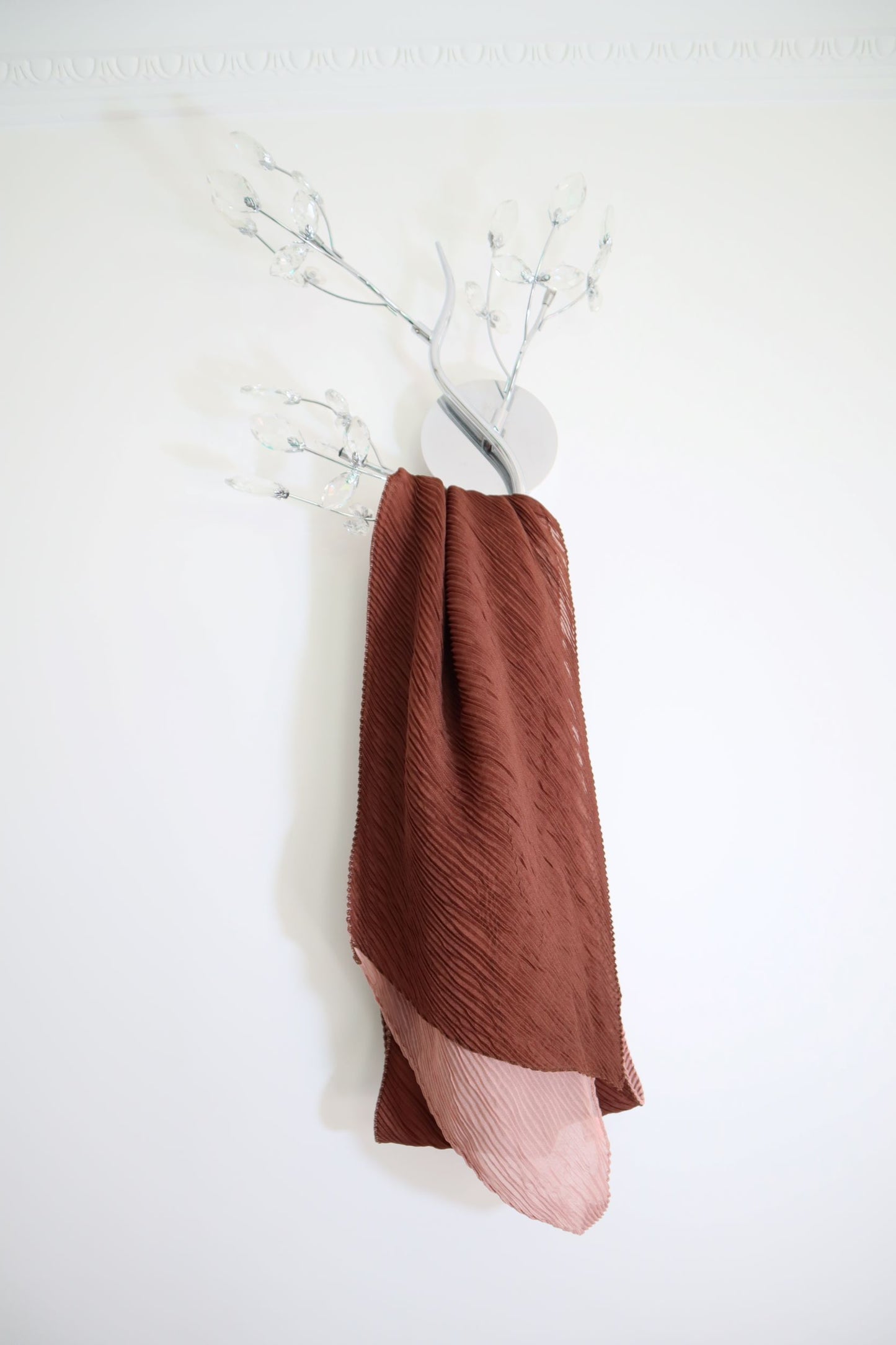 Two-color scarf with retracted effect