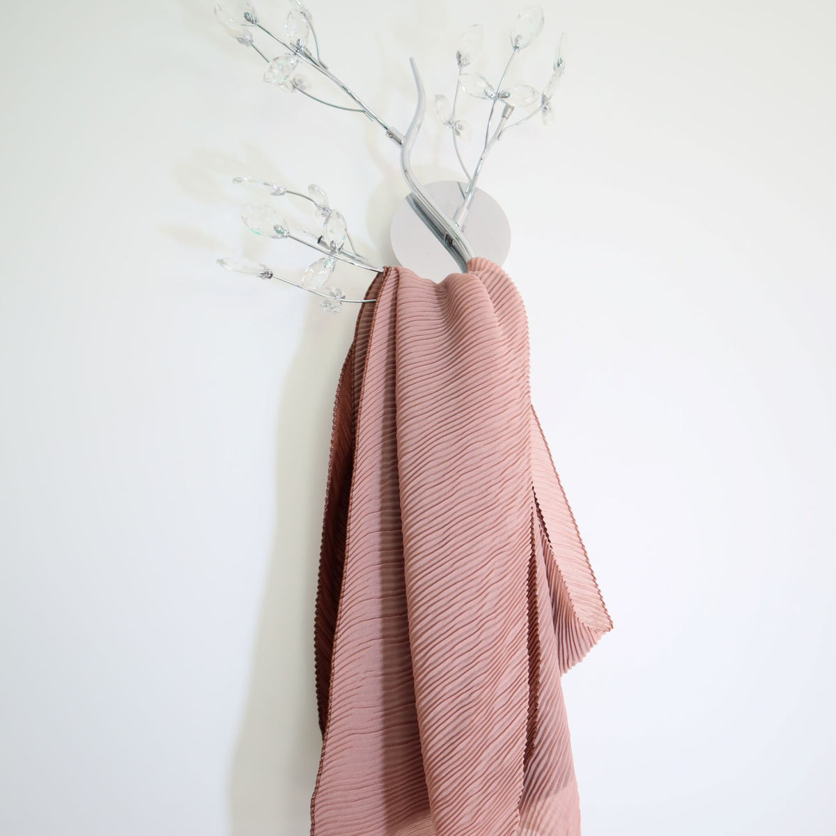 Two-color scarf with retracted effect