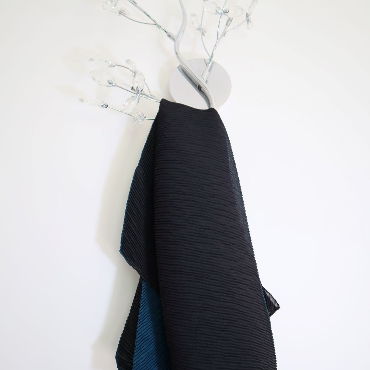 Two-color scarf with retracted effect