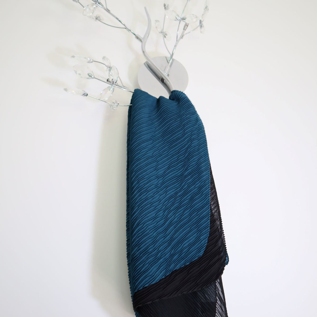 Two-color scarf with retracted effect