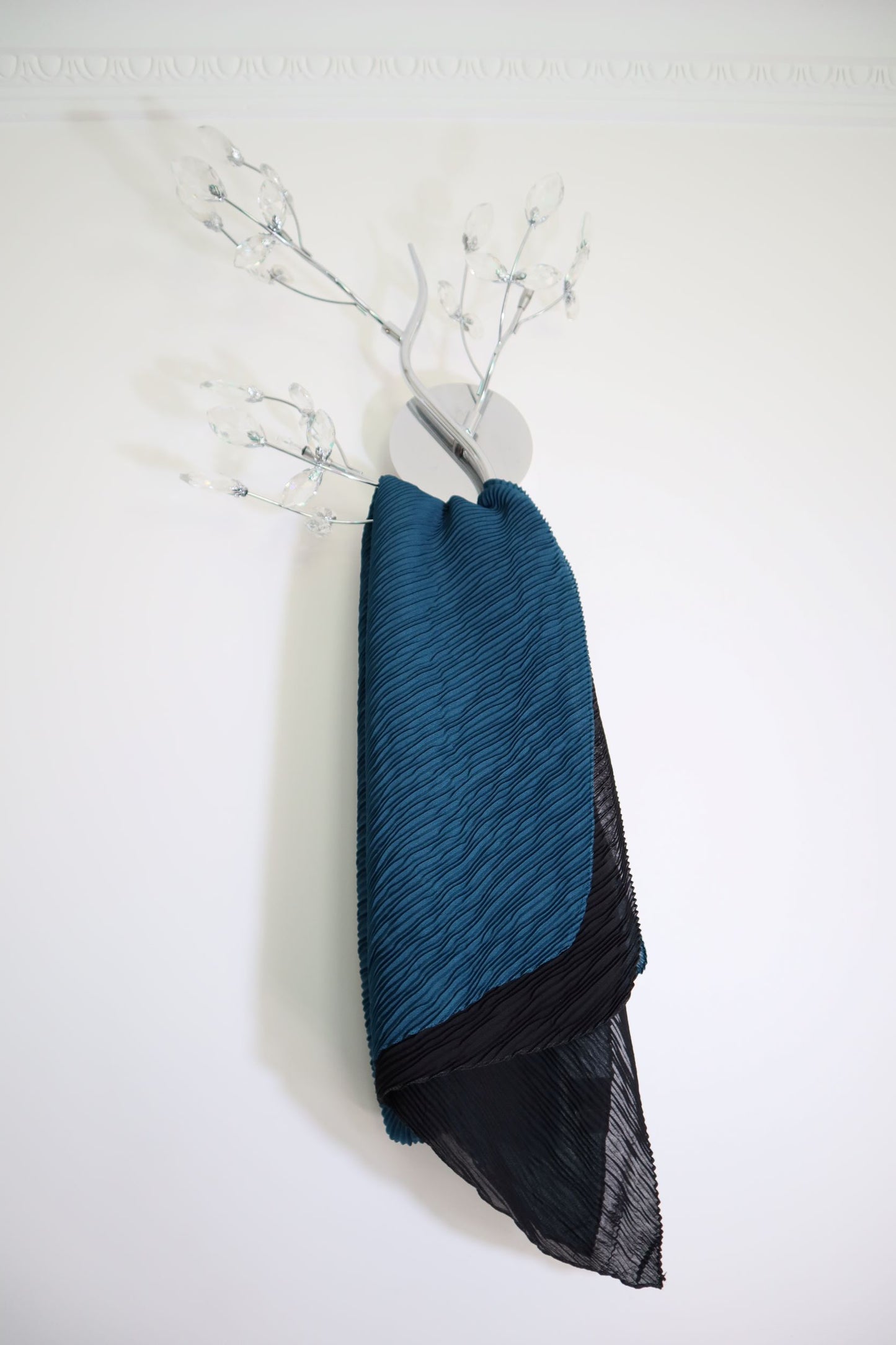 Two-color scarf with retracted effect