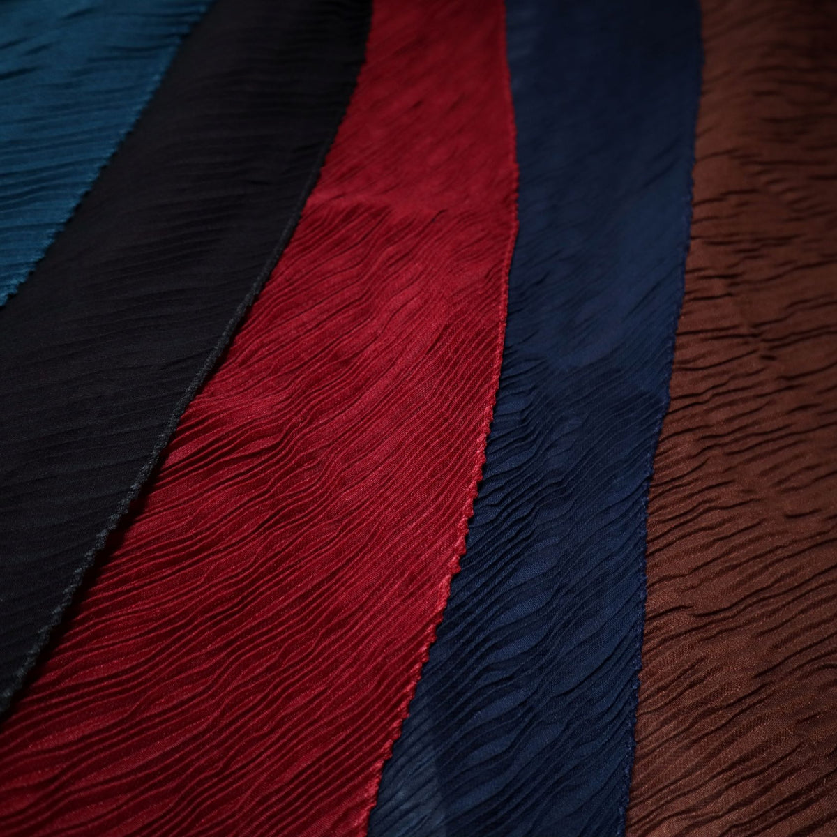 Two-color scarf with retracted effect