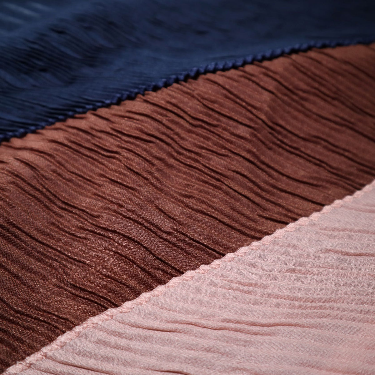 Two-color scarf with retracted effect