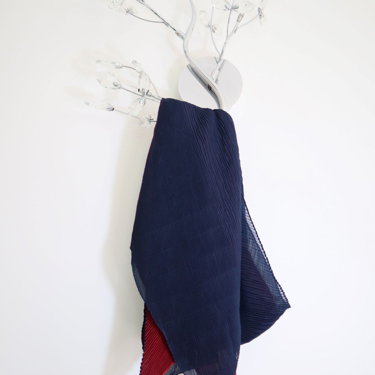 Two-color scarf with retracted effect