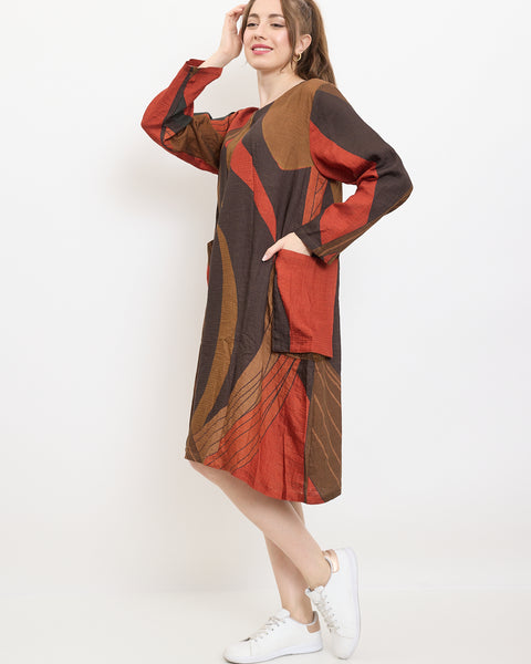 Robe à formes variées marron et rouge