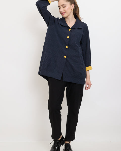 Veste bleue avec des touches jaunes